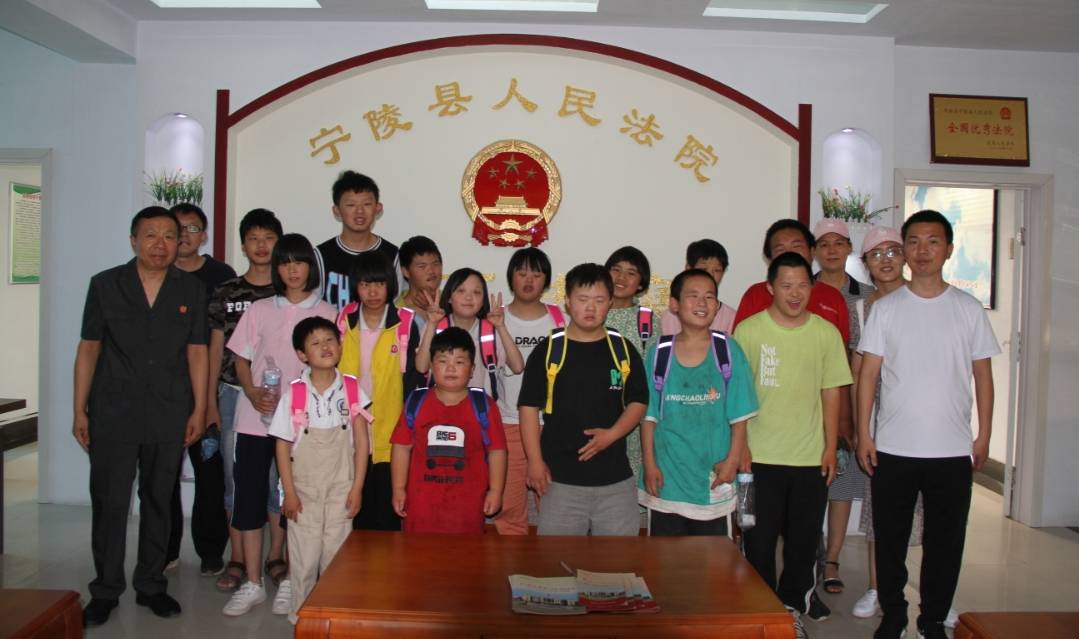 学生参与社会活动与实践经验的相关性探讨，实践经验与学生成长的关联分析。