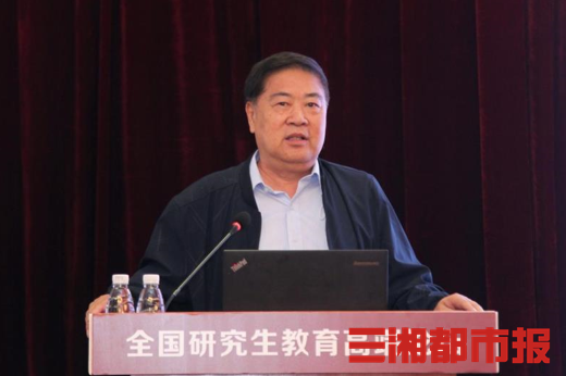集体讨论，激发学生独立思考的火花