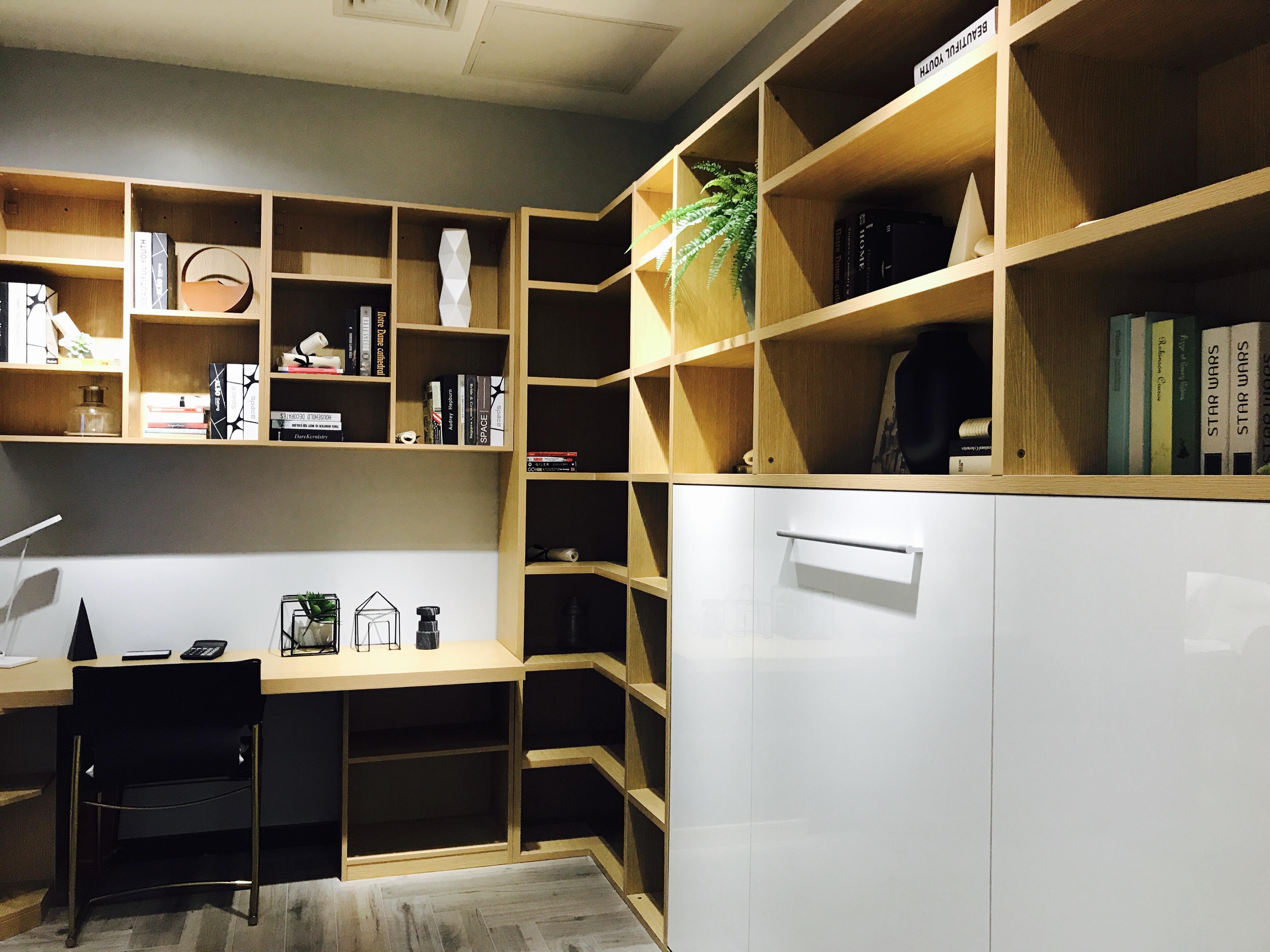 家居储物柜与架子设计优化，打造整洁有序生活空间
