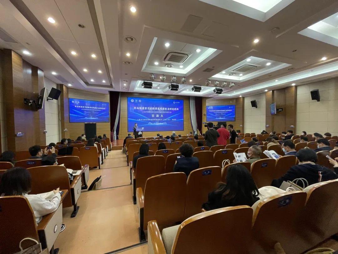 探究教师专业发展与学生教育质量之间的紧密关系，理论思考与实践研究