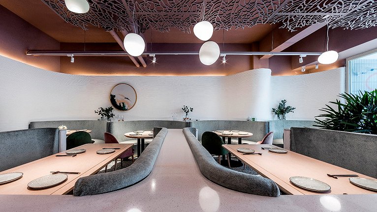 优化餐厅布局，提升用餐体验与空间流畅度